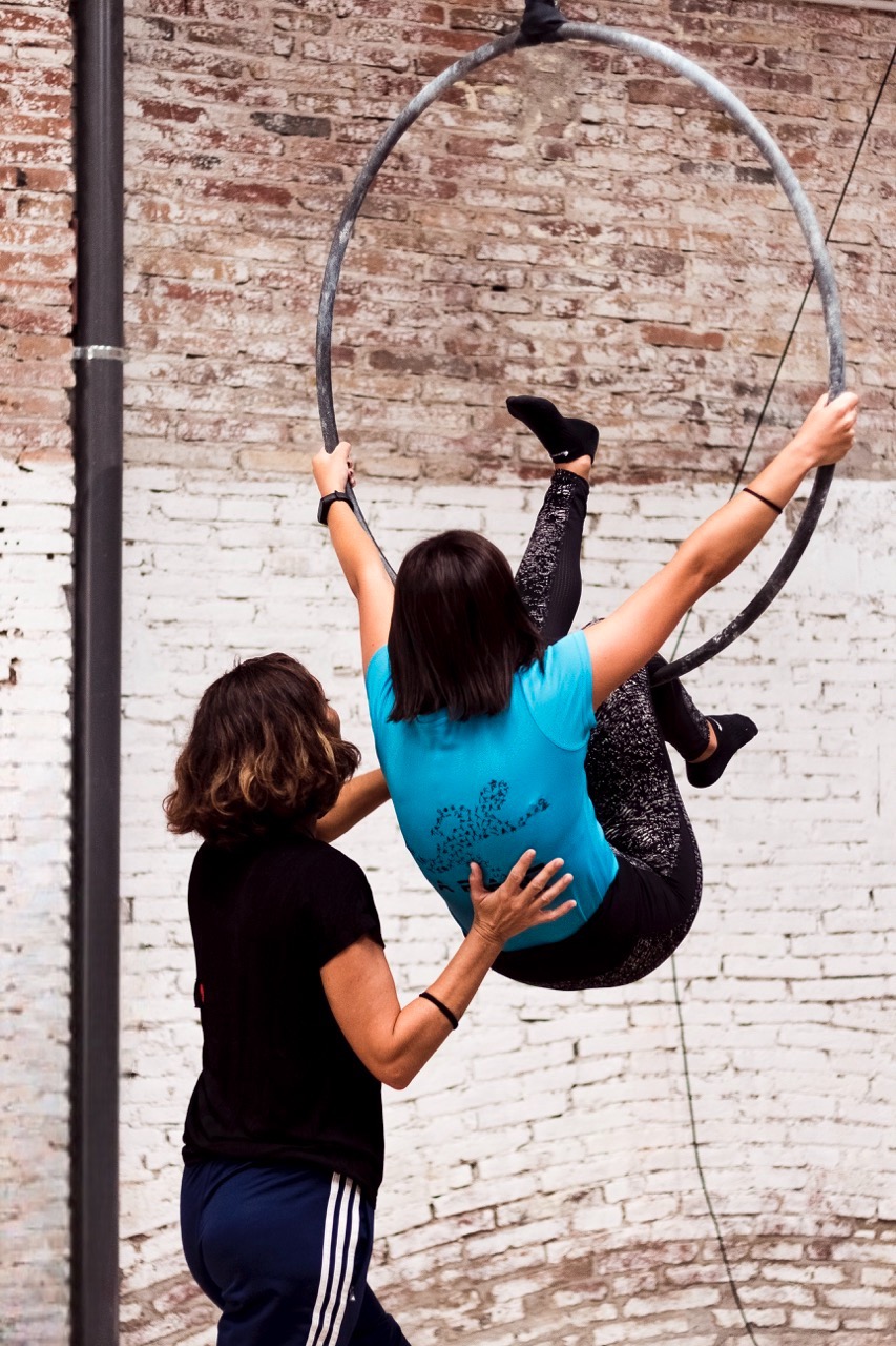 Artista entrenando aro aéreo en La Volta